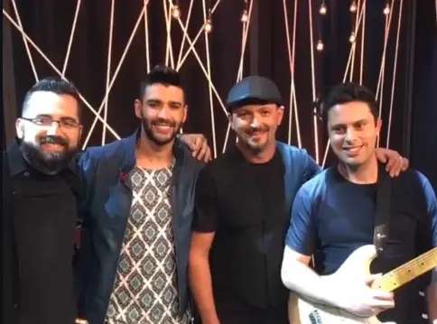 Maestro Renato Zanuto ao lado de artistas e músicos