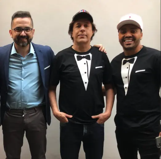 Elenco e músicos em produção especial