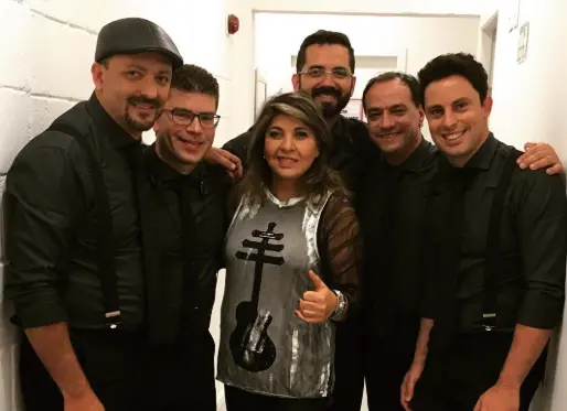 Palco e público em grande apresentação musical